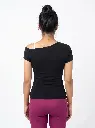 Model_wearing_apparel_in_studio_2K_20260924173428.webp