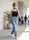 Female_model_walking_gracefully_2K_20260924183326.webp