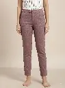 Woman_modeling_pants_in_studio_2K_20260925151056.webp