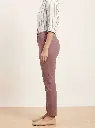 Woman_modeling_pants_in_studio_2K_20260925151049.webp
