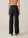 Woman_wearing_pants_back_view_2K_20260925153030.webp