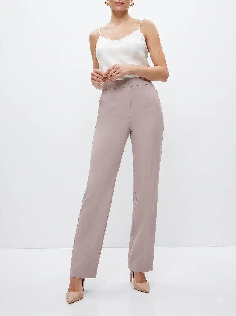 Woman_modeling_pants_in_studio_2K_20260925154116.webp