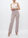 Woman_modeling_pants_in_studio_2K_20260925154116.webp