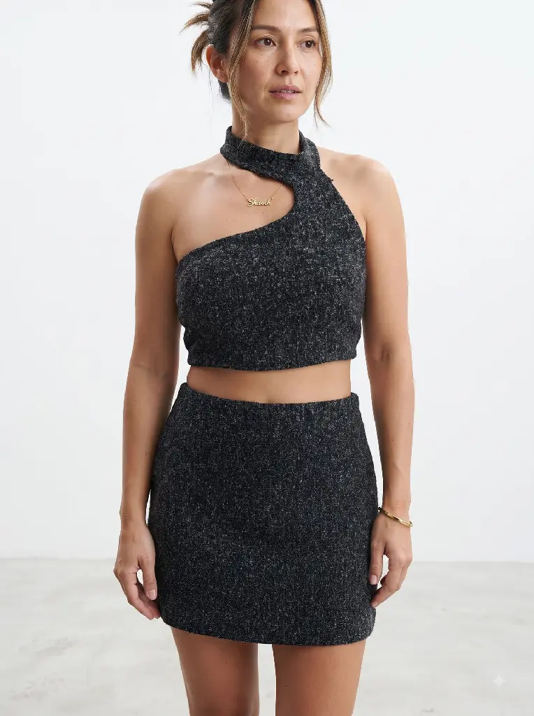 Woman_wearing_two_piece_set_2K_20260925171919.webp