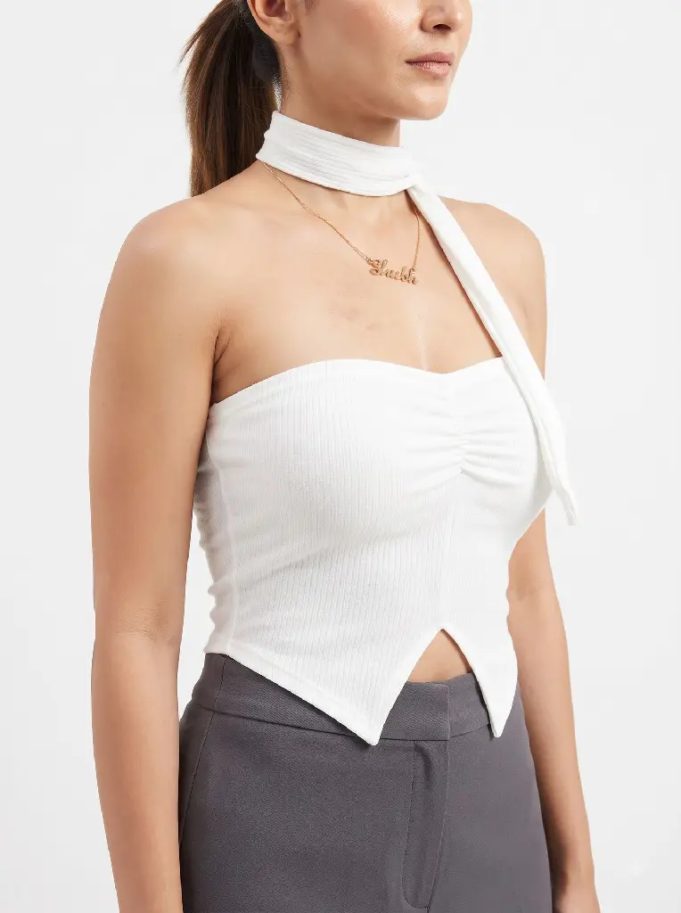 Woman_wearing_top_in_studio_2K_20260925180334.webp