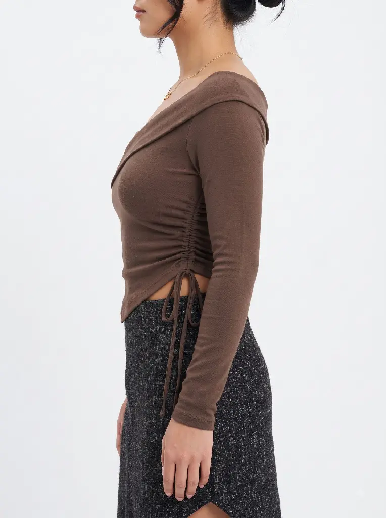 Woman_wearing_top_for_photoshoot_2K_20260925183041.webp