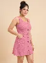 Model_wearing_dress_in_studio_2K_20260922183651.webp