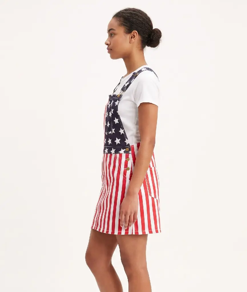 Model_wearing_dress_in_studio_2K_20260922173120.webp