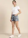 Girl_modeling_pants_in_studio_2K_20260923005510.webp