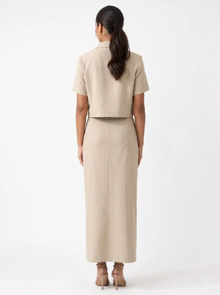 Isolate_woman_posing_from_back_2K_20261004011752.webp